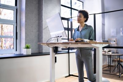 Un bureau réglable en hauteur a plusieurs avantages pour les collaborateurs