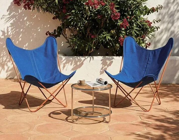 Deux chaise AA Butterlfy installée sur une terrasse.