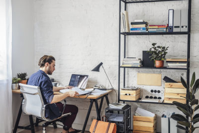 Télétravail avec une chaise ergonomique