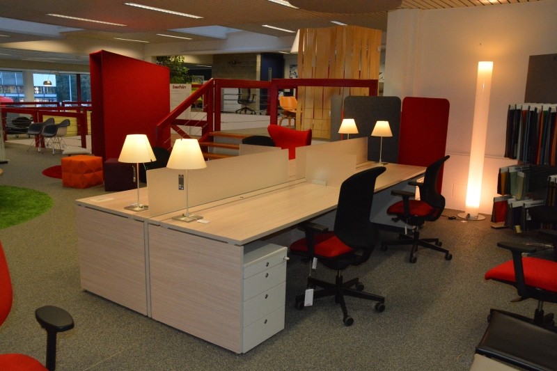 Bench Fantoni XL en finition bois avec 4 fauteuils de bureaux Giroflex 434