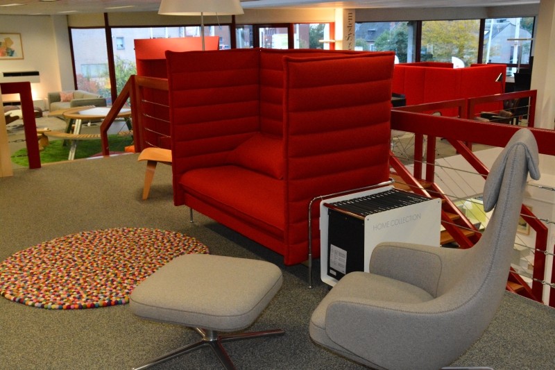Mobilier contemporain et design Vitra : Canapé Alcove sofa, relax grand repos, tapis Hay pinoccio multicolor