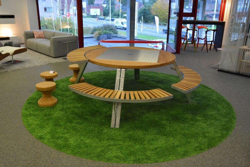 Mobilier d'extérieur Extremis, Table modulable Gargantua en bois et métal sur un tapis ege sur mesure. Tabourets Vitra Cork