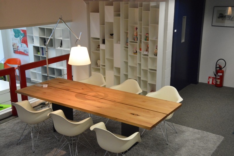 Table d'acte Zoom tix, avec fauteuils Vitra eames plastic chair DAR, bibliothèque MDF ITALIA Random.