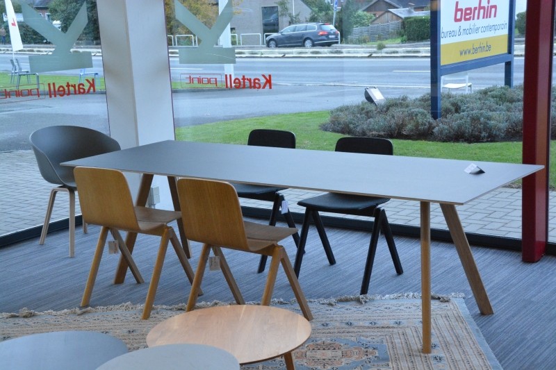 Table Hay Copenhague avec plateau en lino des frères Bouroulec, avec les chaises de la même collection.