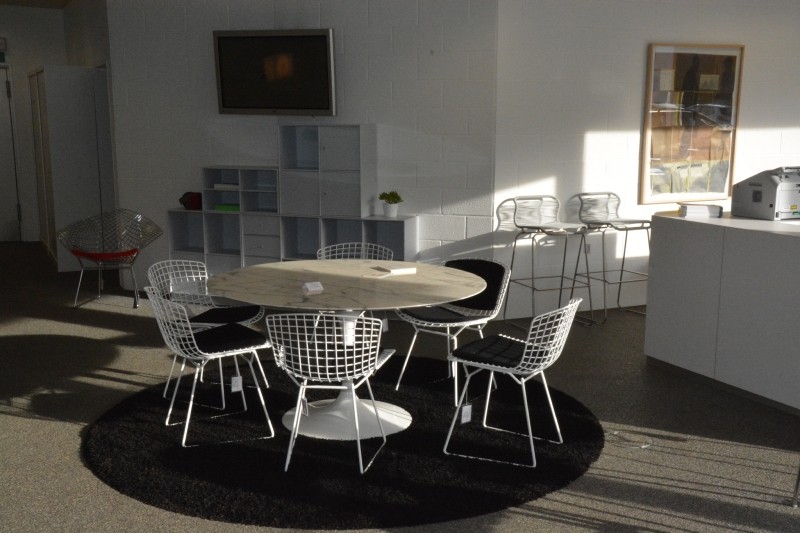 Table Knoll Saarinen en marbre arabescato blanc veiné gris avec des chaises Knoll Bertoia.