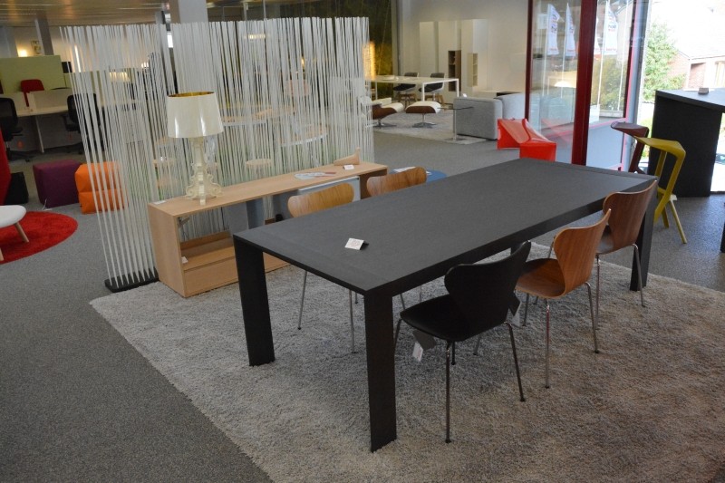 Table Arco extensible avec des chaises Série 7 de Fritz Hansen.